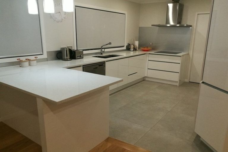 Photo of property in 2/598 Beach Road, Rothesay Bay, Auckland, 0630