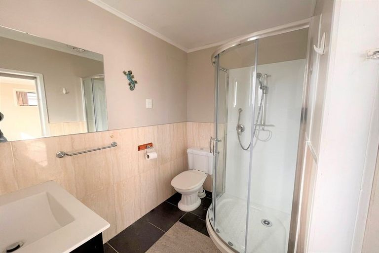 Photo of property in 32 Freyberg Avenue, Papatoetoe, Auckland, 2104