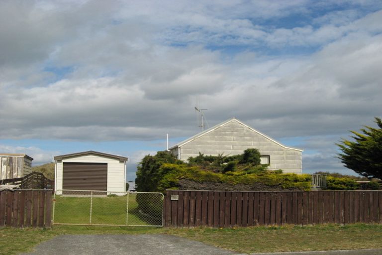 Photo of property in 16 James Street, Waikawa Beach, Manakau, 5573