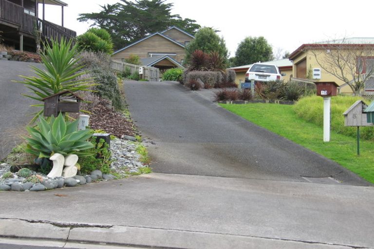 Photo of property in 8 Empressa Heights, Helensville, 0800