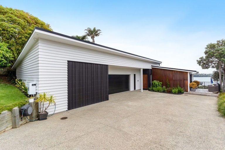 Photo of property in 32 Tindalls Bay Road, Tindalls Beach, Whangaparaoa, 0930