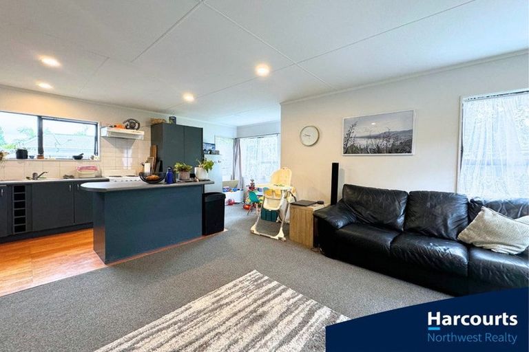 Photo of property in 124 Moire Road, West Harbour, Auckland, 0618