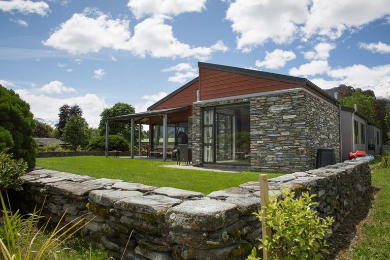 Photo of property in 33 Benmore Place, Glenorchy, 9372