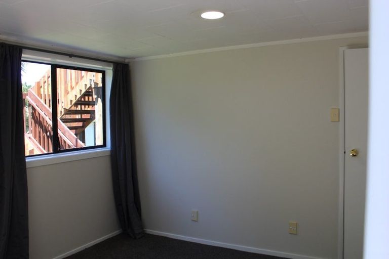 Photo of property in 1/29 Ridgewood Crescent, Birkenhead, Auckland, 0626