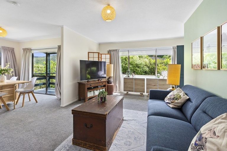 Photo of property in 6 Sasanqua Way, Crofton Downs, Wellington, 6035