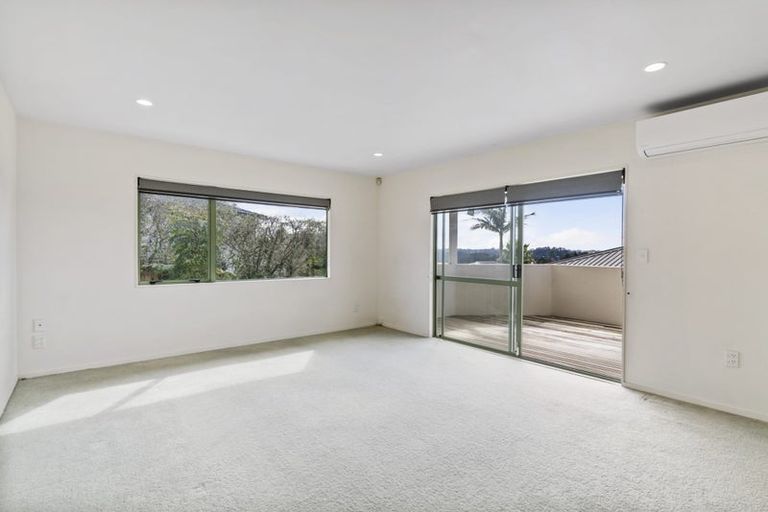 Photo of property in 11 Mannikin Place, Unsworth Heights, Auckland, 0632