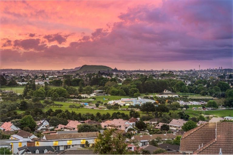 Photo of property in 35 Mccahill Views, Botany Downs, Auckland, 2010