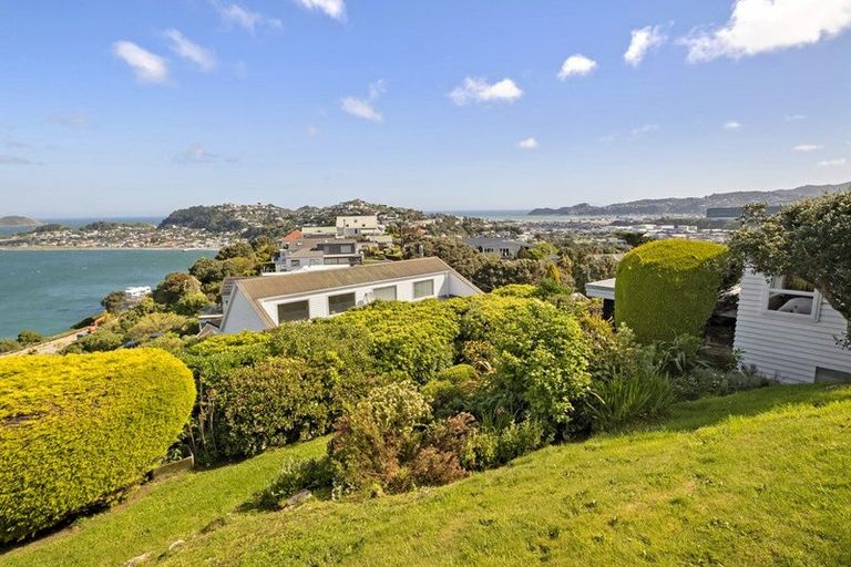 Photo of property in 70 Nevay Road, Karaka Bays, Wellington, 6022