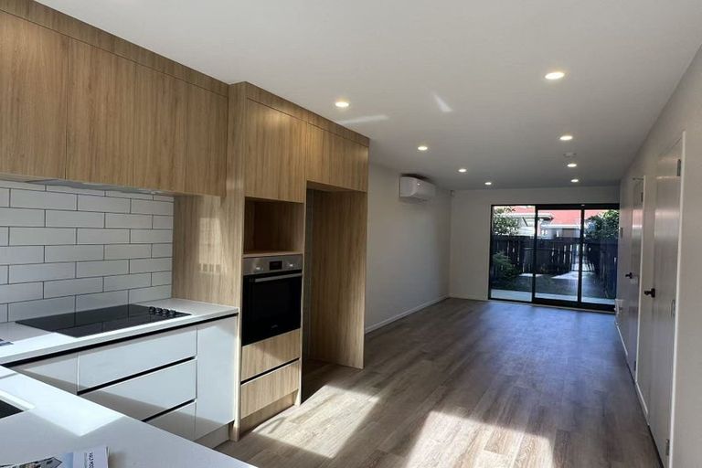 Photo of property in 6d Glennandrew Drive, Half Moon Bay, Auckland, 2012