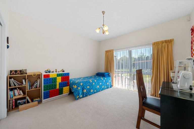 Photo of property in 6 Daffodil Grove, Carterton, 5713