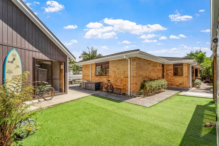 Photo of property in 8 Waimanu Place, Point Wells, 0986