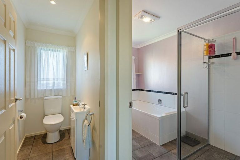 Photo of property in 4 Te Ropata Place, Waikanae Beach, Waikanae, 5036