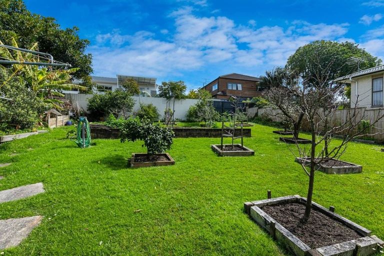 Photo of property in 13 Kiteroa Terrace, Rothesay Bay, Auckland, 0630