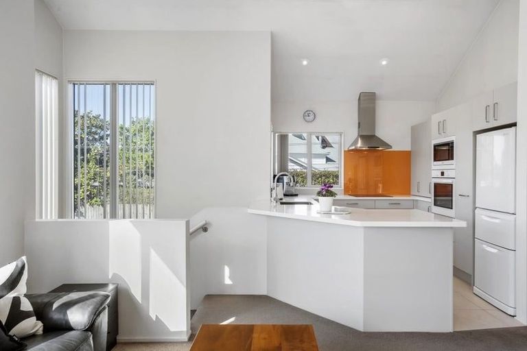 Photo of property in 2/132 East Coast Road, Forrest Hill, Auckland, 0620