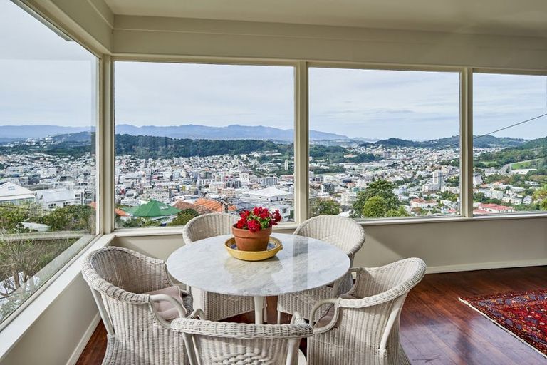 Photo of property in 52 Central Terrace, Kelburn, Wellington, 6012