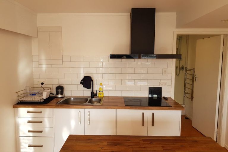 Photo of property in 5 Madison Place, Forrest Hill, Auckland, 0620