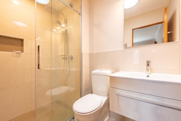 Photo of property in 2/10 Bellevue Road, Woburn, Lower Hutt, 5010