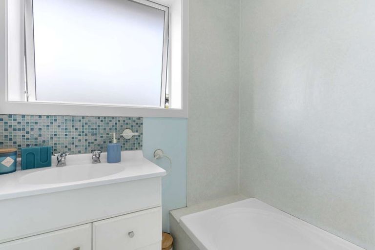 Photo of property in 77 Farquhars Road, Redwood, Christchurch, 8051