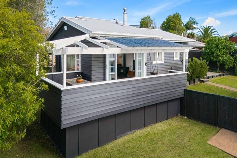 Photo of property in 37 Waimumu Road, Massey, Auckland, 0614