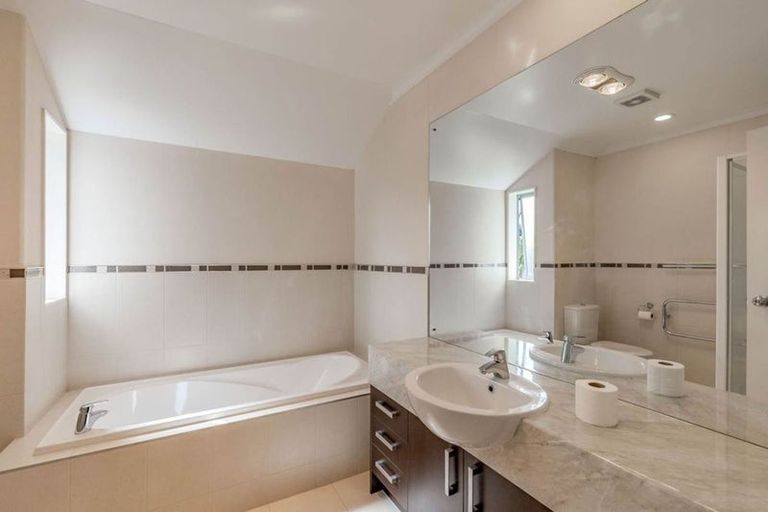 Photo of property in 42 Seresin Crescent, Flat Bush, Auckland, 2016