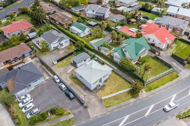 Photo of property in 22 Te Atatu Road, Te Atatu South, Auckland, 0610