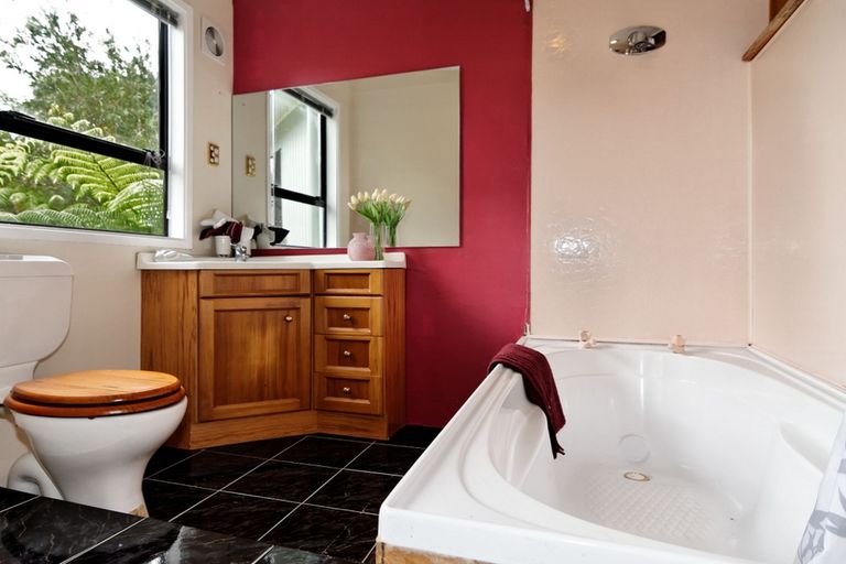 Photo of property in 201 Shaw Road, Titirangi, Auckland, 0604