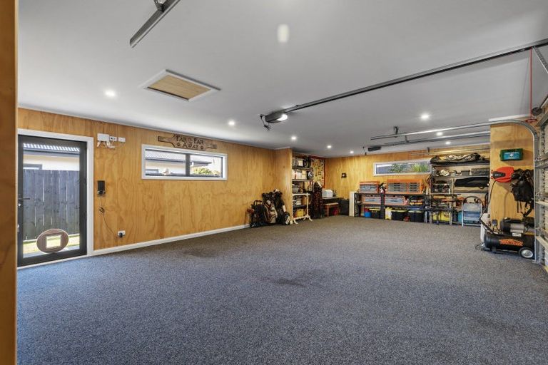 Photo of property in 32 Atlantic Drive, Fitzherbert, Palmerston North, 4410