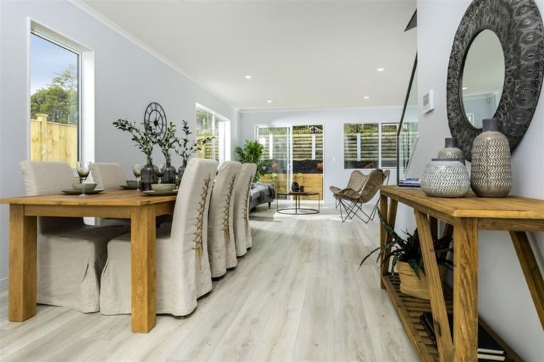 Photo of property in 16 Barrique Road, Kumeu, 0810