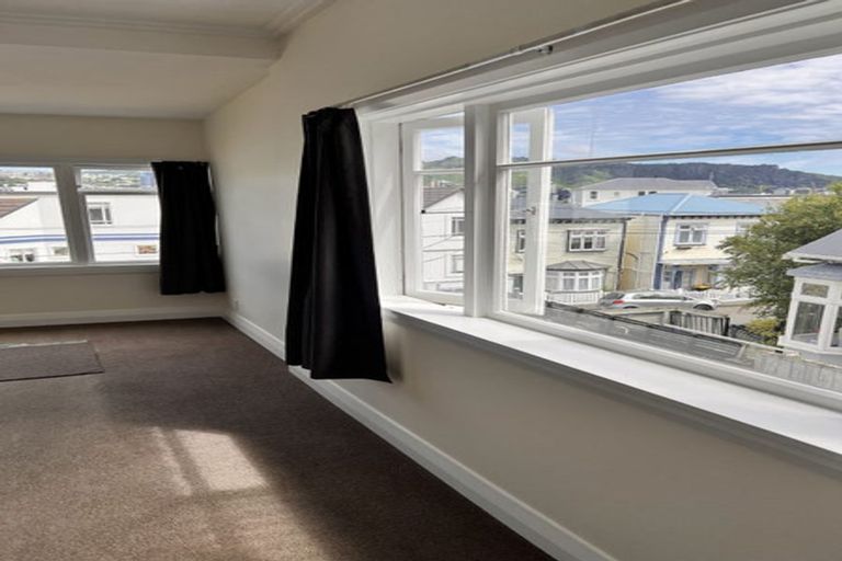 Photo of property in 22 Hawker Street, Mount Victoria, Wellington, 6011