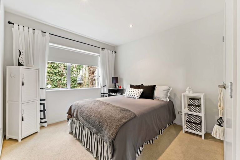 Photo of property in 34 Sunnyhaven Avenue, Beach Haven, Auckland, 0626