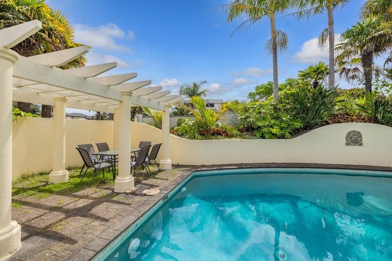 Photo of property in 2 Anaheim Boulevard, Shamrock Park, Auckland, 2016