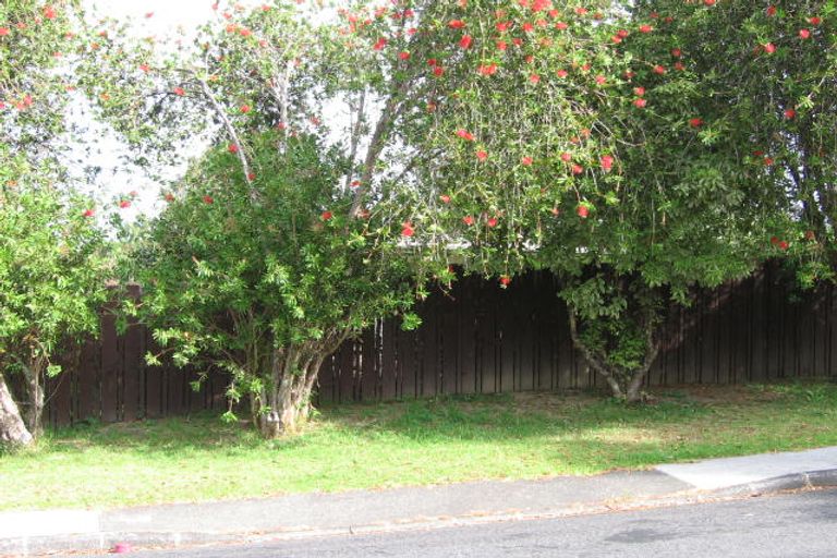 Photo of property in 2/3 Tallington Crescent, Torbay, Auckland, 0630