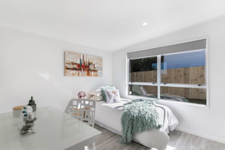 Photo of property in 2/12 Mona Vale, West Harbour, Auckland, 0618