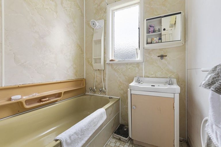 Photo of property in 2 Hoyle Place, New Plymouth, 4310