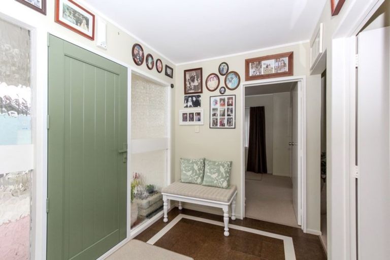 Photo of property in 2/498 Devon Street East, Strandon, New Plymouth, 4312