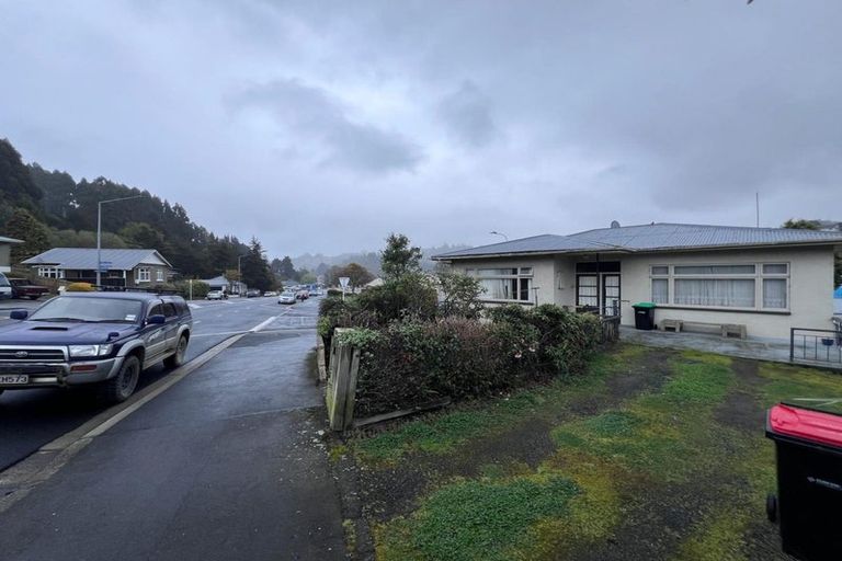 Photo of property in 84 Kaikorai Valley Road, Glenross, Dunedin, 9011