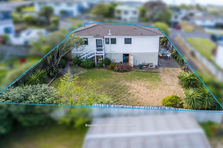Photo of property in 3 Loughanure Place, Massey, Auckland, 0614