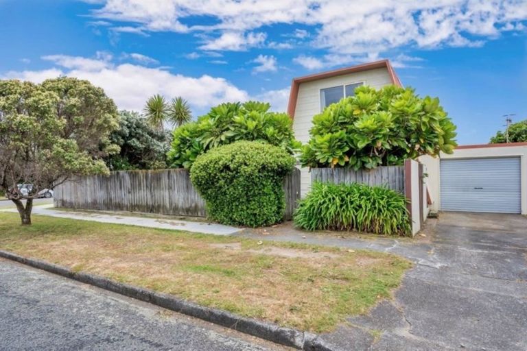 Photo of property in 122 Field Way, Waikanae Beach, Waikanae, 5036
