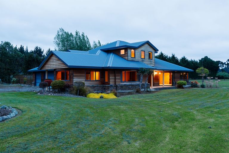 Photo of property in 46 Turitea Road, Fitzherbert, Palmerston North, 4472