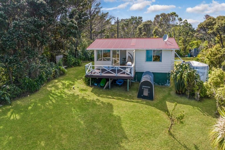 Photo of property in 13 Te Ahuahu Road, Piha, New Lynn, 0772