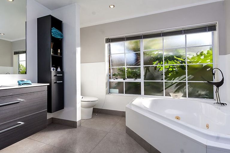 Photo of property in 278 Cascades Road, Botany Downs, Auckland, 2010