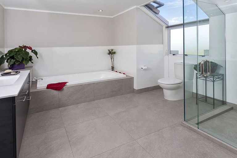 Photo of property in 278 Cascades Road, Botany Downs, Auckland, 2010