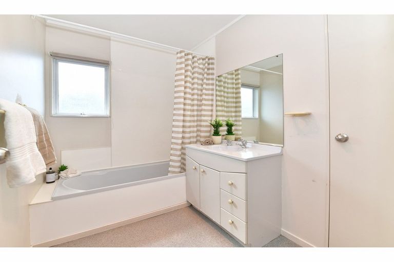 Photo of property in 1/607 Whangaparaoa Road, Stanmore Bay, Whangaparaoa, 0932