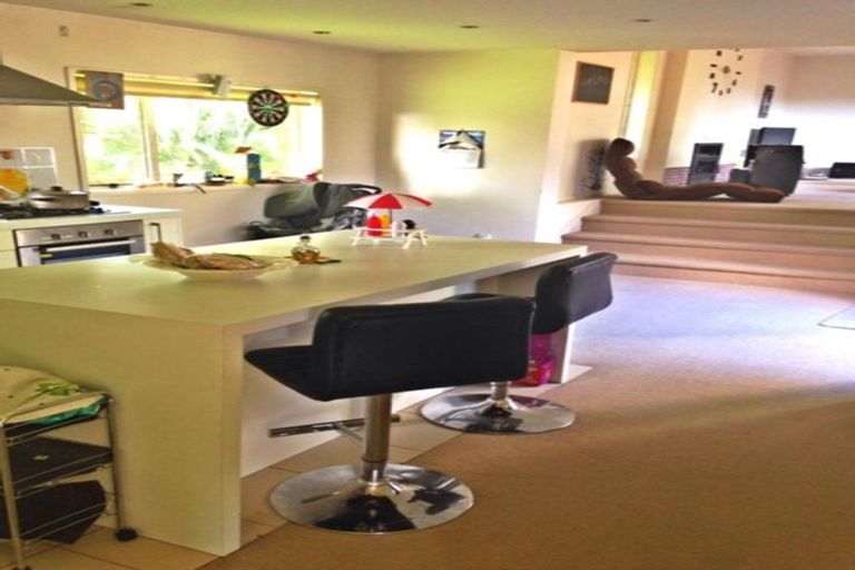 Photo of property in 2/5 Downing Street, Glenfield, Auckland, 0629