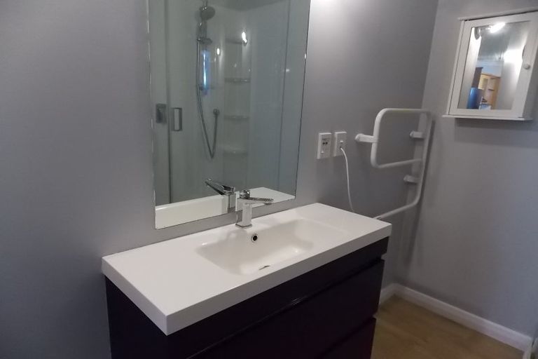 Photo of property in Endeavour Apartments, 23/125 Thorndon Quay, Pipitea, Wellington, 6011