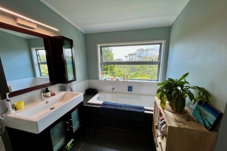 Photo of property in 32 Jonkers Road, Waitakere, Henderson, 0782