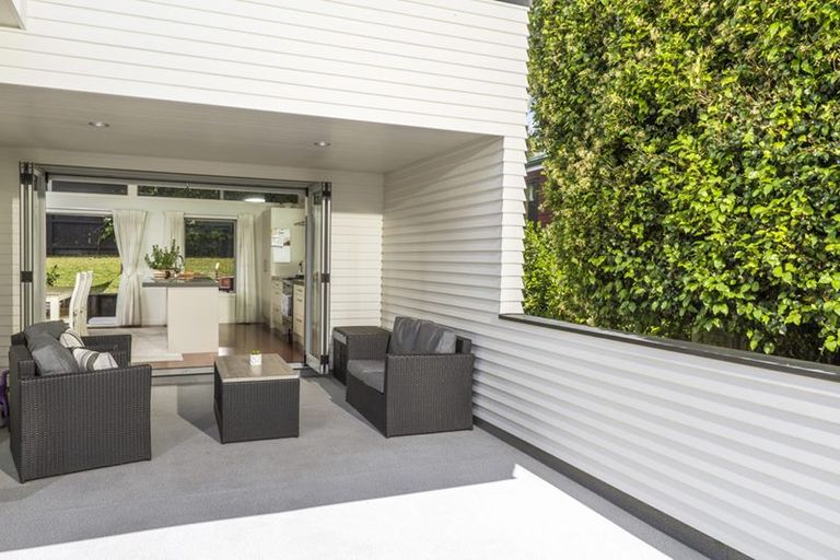 Photo of property in 1/22 Kiteroa Terrace, Rothesay Bay, Auckland, 0630