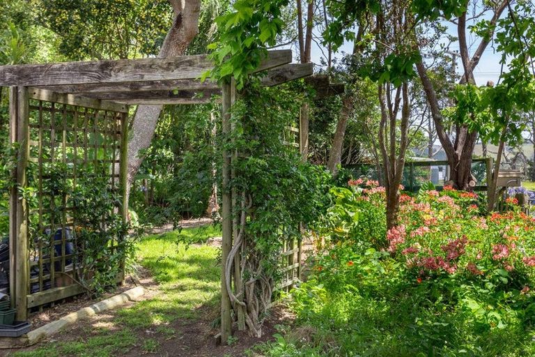 Photo of property in 1688 South Head Road, South Head, Helensville, 0874