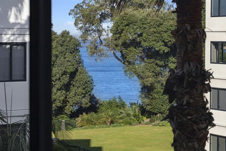 Photo of property in 3g/175 Hurstmere Road, Takapuna, Auckland, 0622