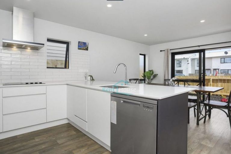 Photo of property in 38 Matawhanga Drive, Wattle Downs, Auckland, 2103